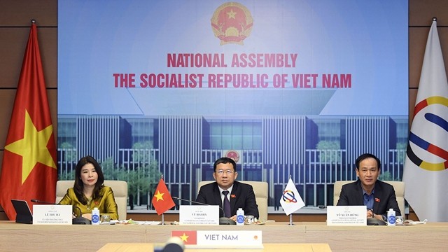 越南国会对外委员会主任武海河（中）出席讨论会。