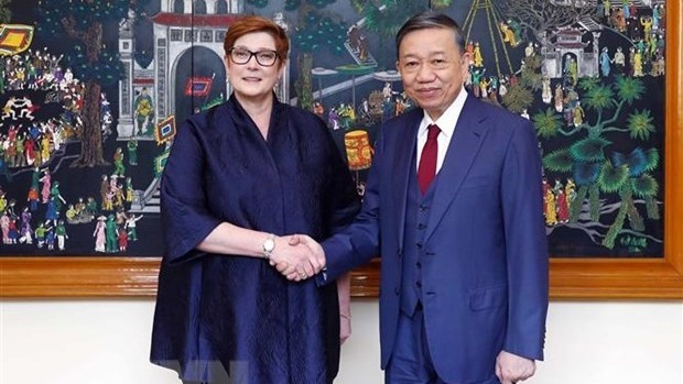 越南公安部长苏林大将（右）与澳大利亚外交部长兼妇女事务部长玛丽斯·佩恩。（图片来源：越通社）