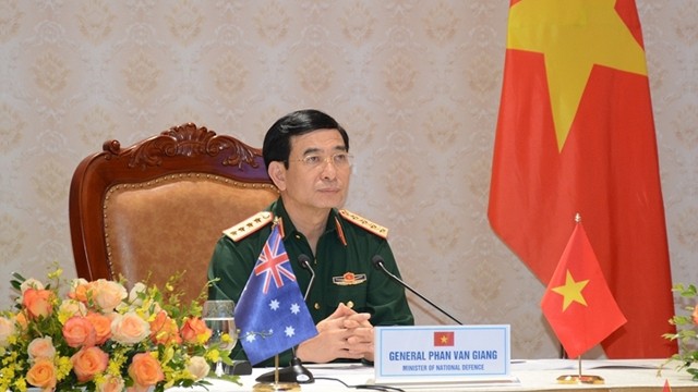 越共中央政治局委员、国防部部长潘文江同澳大利亚国防部部长彼得•达顿通电话。