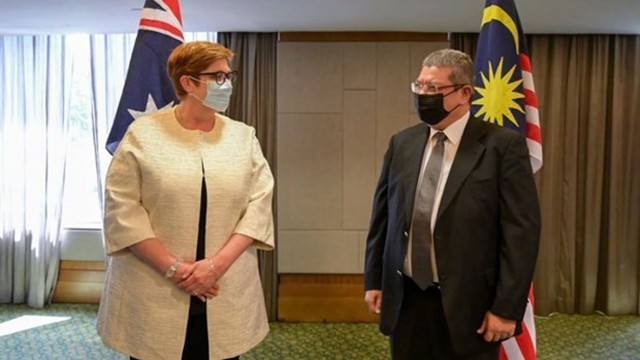 澳大利亚外交部长玛丽斯·佩恩（左）与马来西亚外交部长赛夫丁。