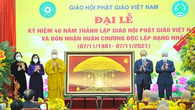 越南国会主席阮春福向越南佛教协会赠送纪念品。（图片来源：劳动报）