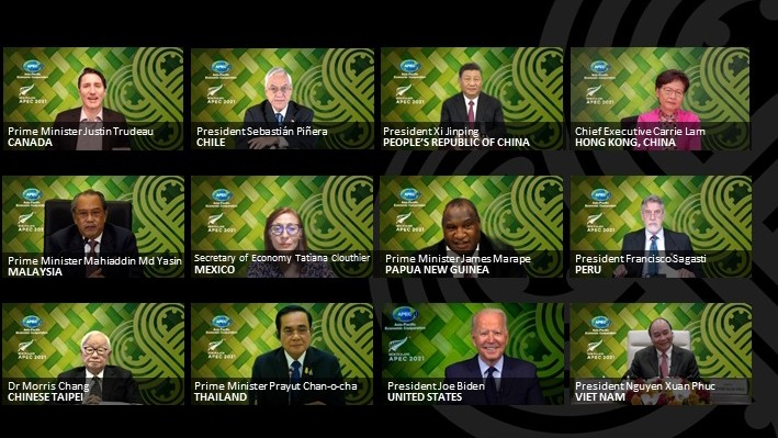 越南国家主席阮春福与APEC经济体领导于2021年7月以视频方式出席亚太经合组织（APEC）领导人非正式会议。（图片来源：APEC 2021）