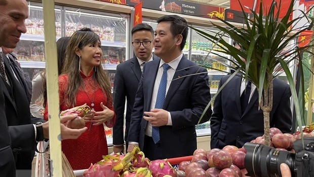 越南工贸部部长阮鸿延向客户介绍越南水果。