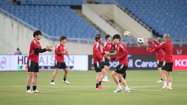 日本球员们进行场地适应训练。