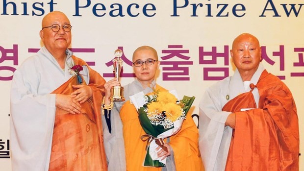 越南师姑释女戒性荣获韩国颁发的“世界和平慈善活动”奖。（图片来源：越通社）