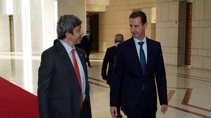 叙利亚总统巴沙尔·阿萨德（右）11月9日在大马士革会见阿联酋外交部长阿勒纳哈扬。（图片来源：路透社）