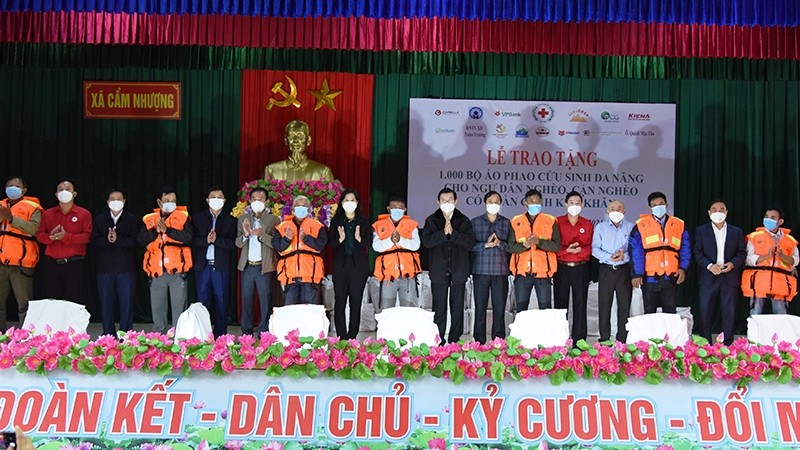 越南前国家主席张晋创向河静省锦川县居民赠送救生衣。