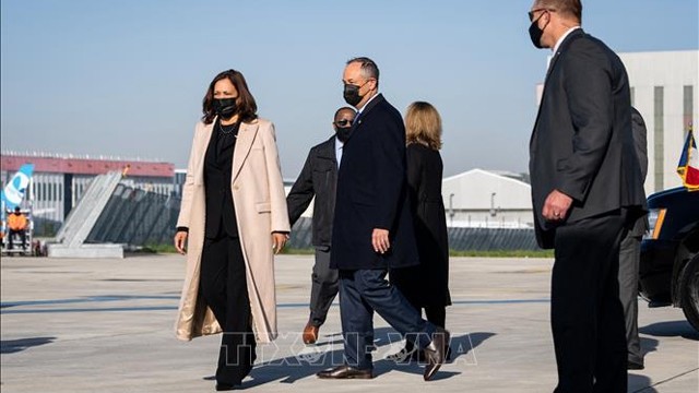  美国副总统卡玛拉•哈里斯（左）11月9日抵达巴黎奥利机场踏上访法之旅。