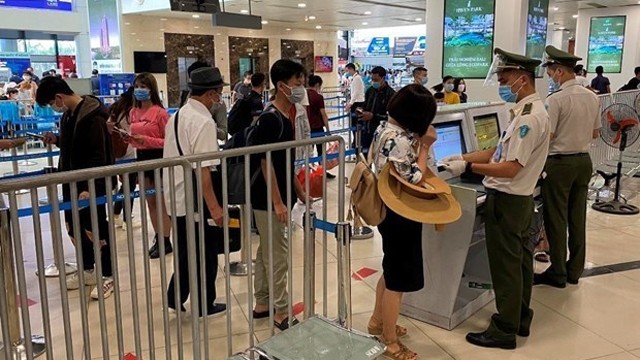 旅客在内排国际机场办理手续。
