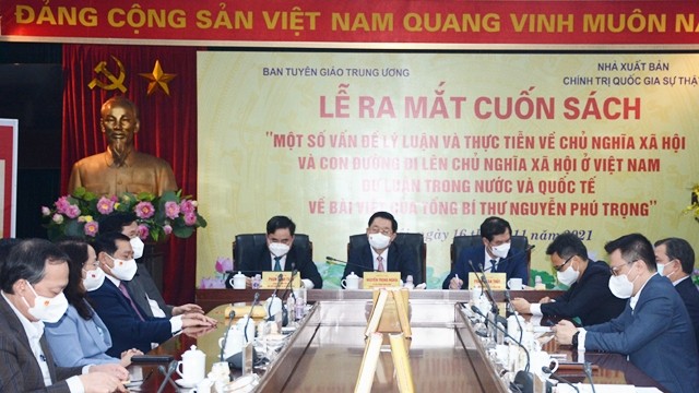 《社会主义理论与实践若干问题和越南走向社会主义的道路—有关阮富仲总书记的文章的国内和国际舆论》一书发布仪式。
