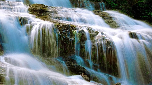 仙发瀑布，在原始森林之中美如其名。（图片来源：香江、强陈）