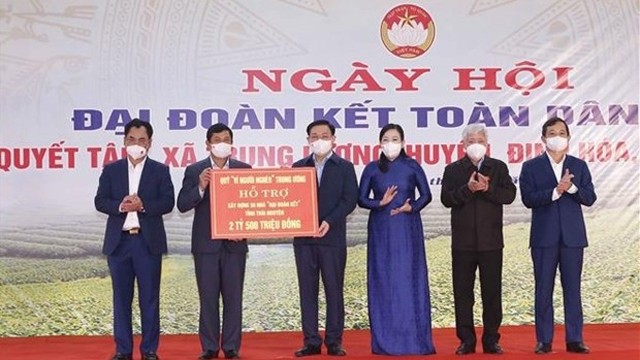 国会主席王廷惠与越南祖国阵线中央委员会主席杜文战以及太原省领导赠送25亿越盾援助资金，用于为当地贫困户建设50间大团结房屋。
