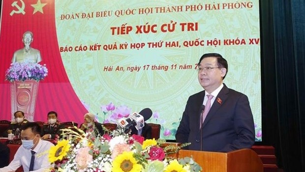 越南国会主席王廷惠会见海防市选民。