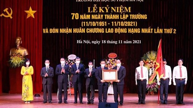越南国家主席阮春福向河内师范大学授予一级劳动勋章。（图片来源：越通社）