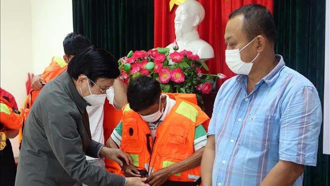 向岘港市贫困渔民赠送多功能救生衣。