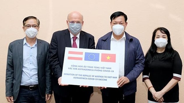 越南卫生部接受由奥地利政府捐赠的5万剂新冠疫苗。