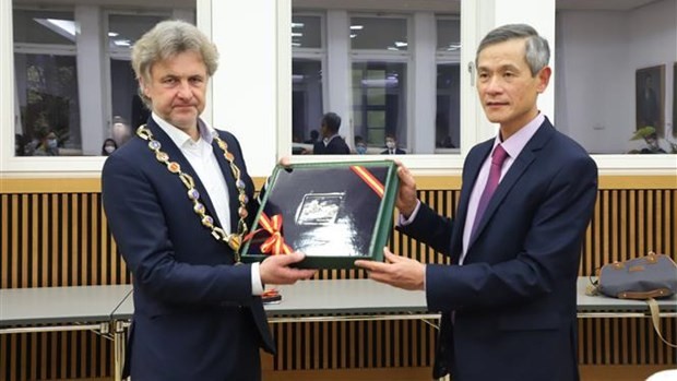 越南驻德国大使阮明宇向卡尔斯鲁厄市市长Frank Mentrup赠送纪念品。（图片来源：越通社）