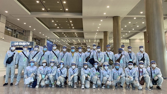 越南劳务在仁川机场入境韩国。（图片来源：越通社）