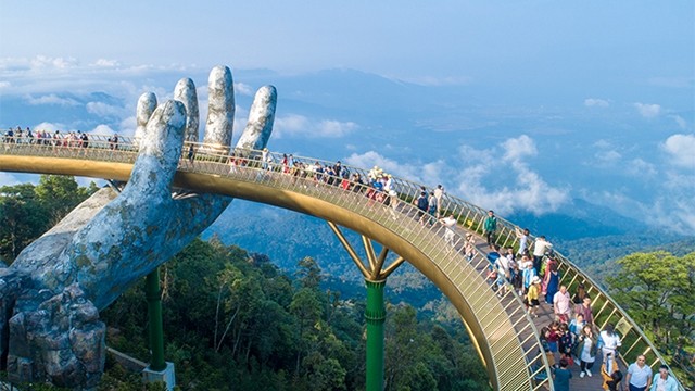 附图：岘港市巴拿山金桥。