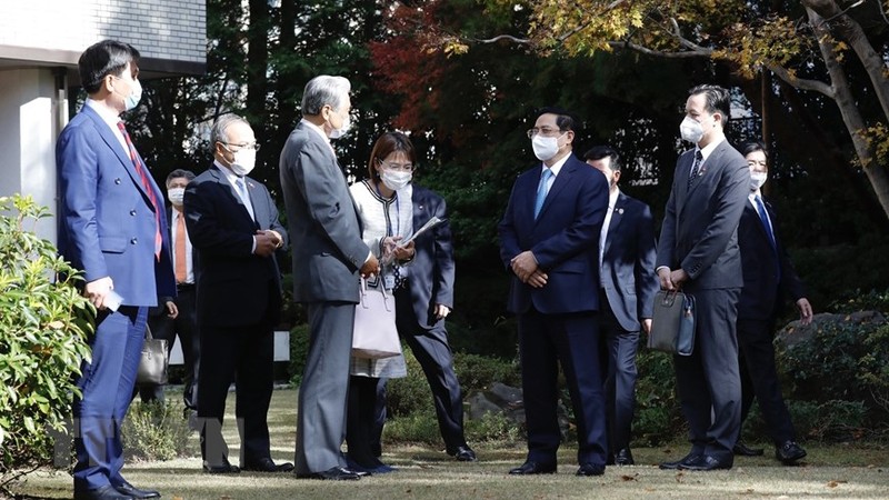范明正总理走访日本传统庭园。（图片来源：越通社）