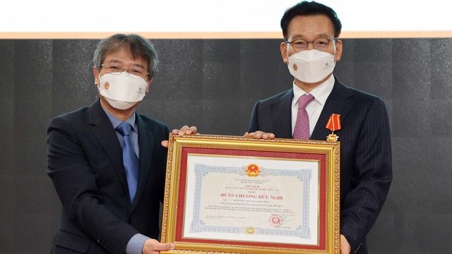 越南驻韩国光州全南前名誉总领事金相烈（右）荣获友谊勋章。