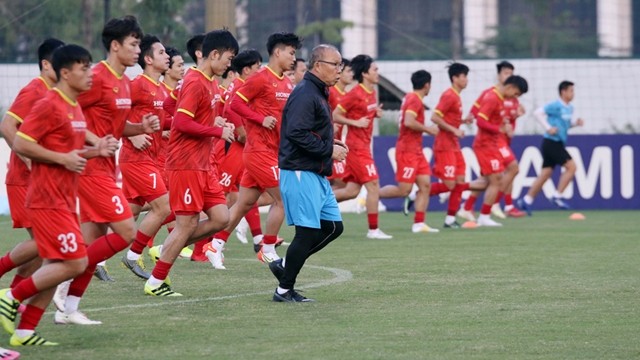 越南队主帅朴横绪和越南球员们。
