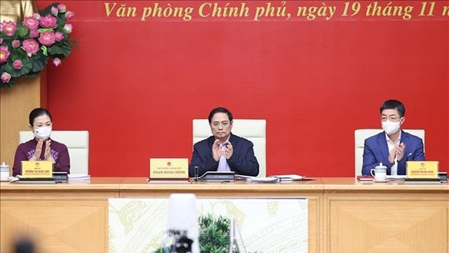 越南政府总理范明正以在线形式会见芹苴市选民。（图片来源：人民军队报）