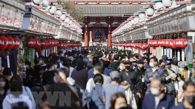 在放宽对疫情的限制后，民众于 2021 年 10 月 30 日聚集在日本东京的仲见世购物区。 （图片来源：共同社/越通社）