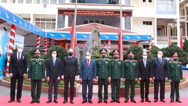 国家主席阮春福与越俄热带中心领导合影。