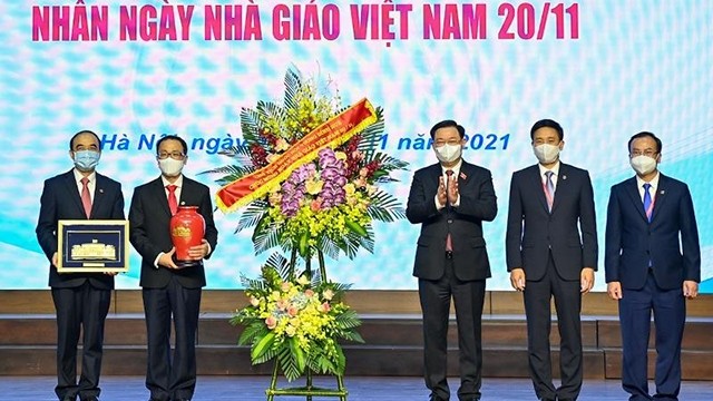国会主席王廷惠出席河内医科大学新学年开学典礼。