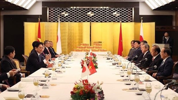 范明正总理会见日本前首相菅义伟和日越友好议员联盟主席二阶俊博。（图片来源：越通社）