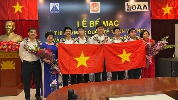 越南学生在2021年国际天文与天体物理奥林匹克竞赛获得金牌。（图片来源：越南人民军队报）