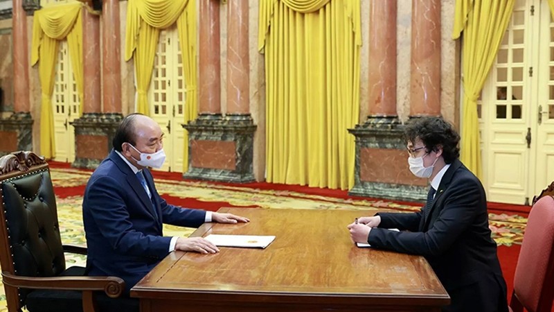 阮春福主席接受俄罗斯卫星通讯社记者采访。（图片来源：俄罗斯卫星通讯社）