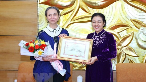 越南友好组织联合会主席阮芳娥向墨西哥驻越南大使萨拉授予“致力于各民族和平友谊”纪念章。（图片来源：越通社）