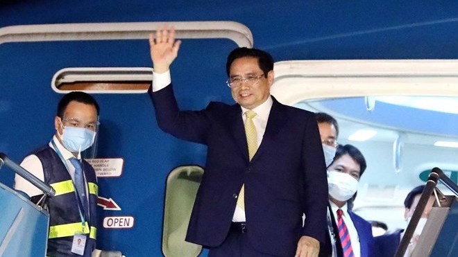 越南政府总理范明正与政府高级代表团乘坐专机抵达河内。（图片来源：越通社）