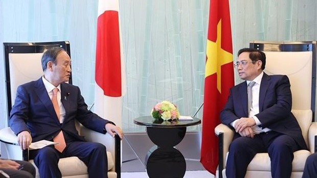 范明正总理会见日本前首相菅义伟。（图片来源：越通社）