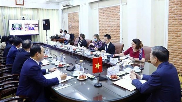 越南公安部部长苏林上将与澳大利亚内政部长卡伦·安德鲁斯举行在线会谈。（图片来源：越通社）