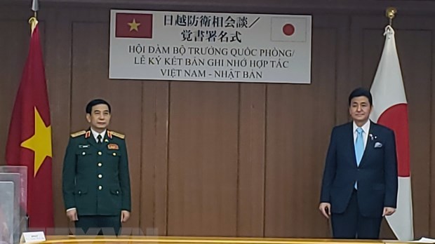 国防部部长潘文江大将与日本防卫大臣岸信夫。（图片来源：越通社）