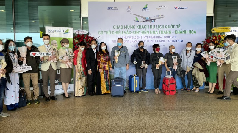持有疫苗护照的首批国际游客抵达金兰机场。（图片来源：VGP）