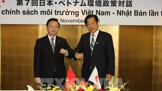 越南自然资源与环境部部长陈红河（左）与日本环境大臣山口壮。（图片来源：越通社）