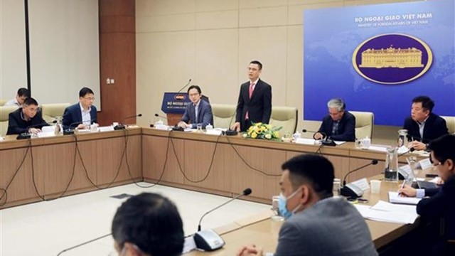 外交部副部长邓黄江主持会议。