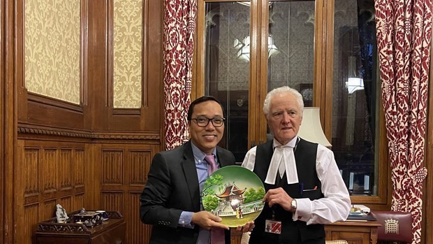 英国参议院议长约翰（右）与越南驻英大使阮黄龙（左）。（图片来源：越通社）