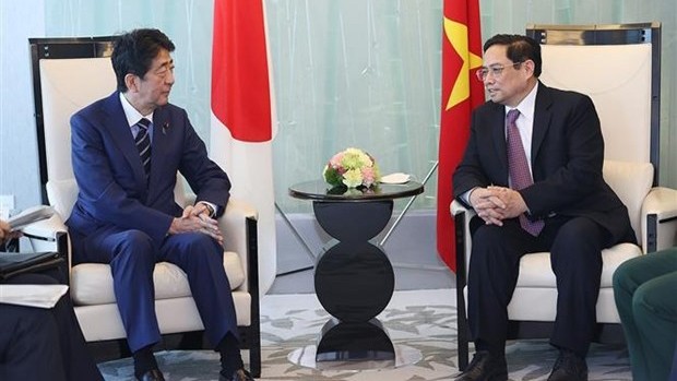 越南政府总理范明正会见日本前首相安倍晋三。（图片来源：越通社）