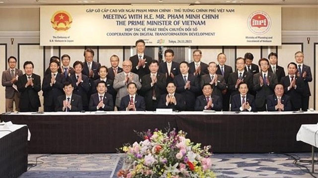 越南政府总理范明正与日本数字化转型大型集团领导人。（图片来源：越通社）