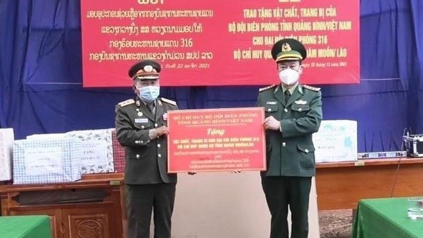 越南广平省边防部队向老挝甘蒙省边防部队捐赠医疗物资。（图片来源：越通社）