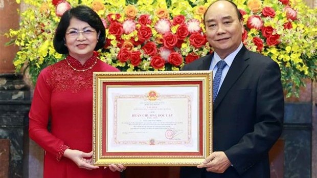 越南国家主席向原国家副主席邓氏玉盛授予一等独立勋章。（图片来源：越通社）