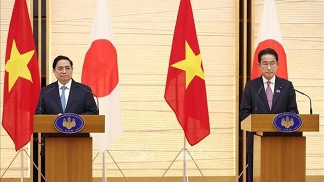 越南政府总理范明正与日本首相岸田文雄。（图片来源：越通社）