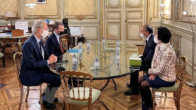 法国驻普罗旺斯-阿尔卑斯-蓝色海岸大区高级代表克里斯托夫•米尔曼德（左二）会见越南驻法国大使丁全胜（右二）。