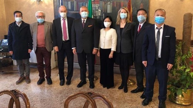 越南驻意大利大使阮氏碧惠和双方代表合影。（图片来源：国际报）