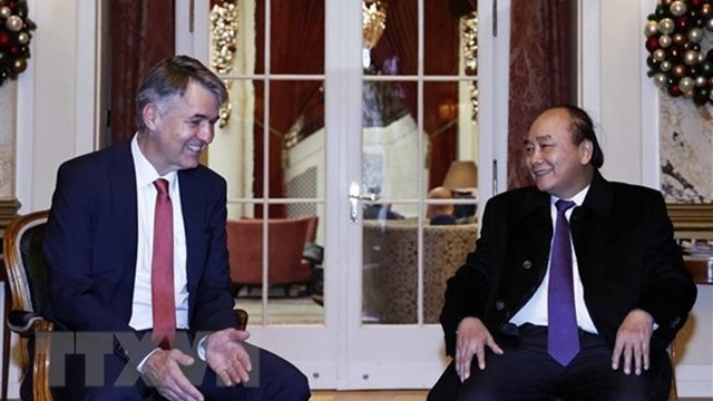 越南国家主席阮春福（右）与瑞士伯尔尼市长亚历克·冯·格拉芬里德（左）。（图片来源：越通社）